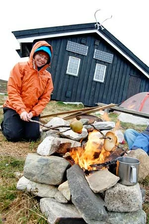 
Tradycyjny biwak pod namiotem na jednym z największych płaskowyży w Europie – Hardangervidda. Norwegia, 2009. Fot. Maja Miziur
