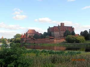 
Zamek w Malborku w zestawieniu z Elektrownią Północ wygląda jak niepozorna zabawka. Jest prawie 3 razy niższy. Fot. Olga Sypuła
