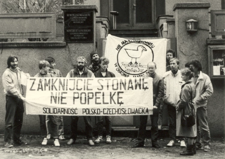 Grupa protestujących przed konsulatem czechosłowackim w Katowicach domagająca się uwolnienia Jarosława...