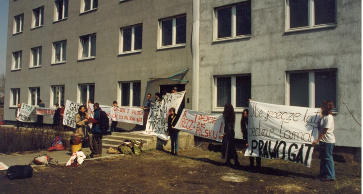 Protest przed siedzibą Gliwickiej Agencji Turystycznej. Kwiecień 1996 r.