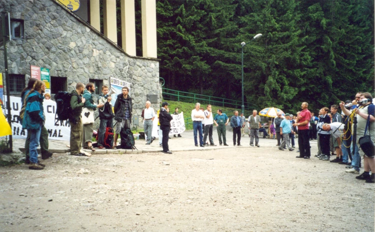 Ekolodzy prezentują swoje racje przed dolną stacją kolejki linowej, Tatry