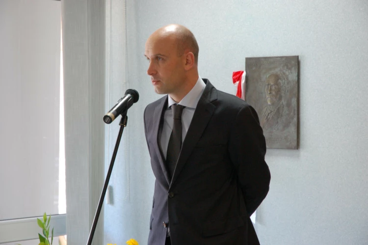 Minister Środowiska Marcin Korolec przemawia przy tablicy upamiętniającej Hugo Conwentza