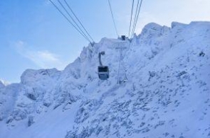 Tatry. Kolej linowa na Kasprowy Wierch kolejny rok nielegalnie zwiększa przepustowość w sezonie zimowym
