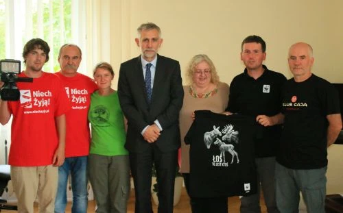 
Przedstawiciele organizacji pozarządowych z ministrem Maciejem H. Grabowskim. Trzecia z lewej strony Monika Stasiak reprezentująca Pracownię. Fot. Wojciech Seńków
