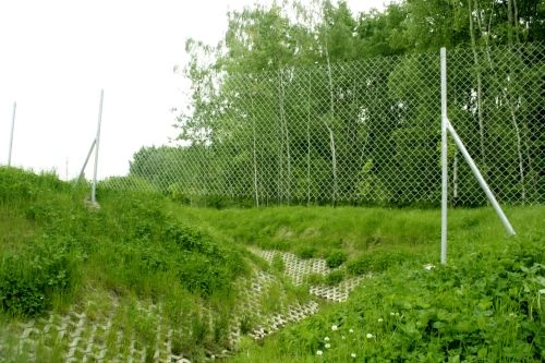 
Uchybienia w montażu wygrodzenia ochronnego na obwodnicy Mińska Mazowieckiego umożliwiają swobodny dostęp zwierząt do drogi. Fot. Archiwum Pracowni, 2012 r.
