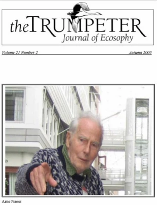 
Arne Naess na okładce „The Trumpeter” czasopisma ekologicznego poświęconego rozwojowi ekozofii, mądrości zrodzonej z ekologicznego zrozumienia i wglądu. „The Trumpeter” założono w 1983 r., istnieje do dzisiaj. Do tej pory ukazało się 37 wydań, ostatnim jest numer w 2021 r.
