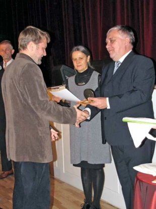 
Krzysztof Wojciechowski otrzymuje medal Polskiej Niezapominajki
