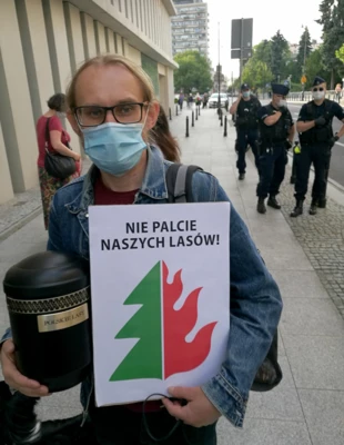 
Prezes Pracowni, Radosław Ślusarczyk, w czasie protestu z urną z symbolicznymi prochami polskich lasów. Fot. Archiwum
