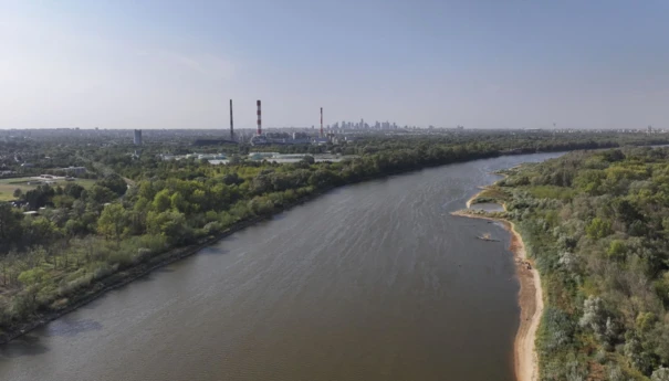 Wisła. W tle elektrociepłownia Siekierki