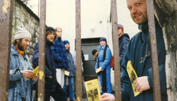 Uczestnicy obozu Strażnicy Miejsc Przyrodniczo Cennych z antyautostradowymi ulotkami. Luty 1998