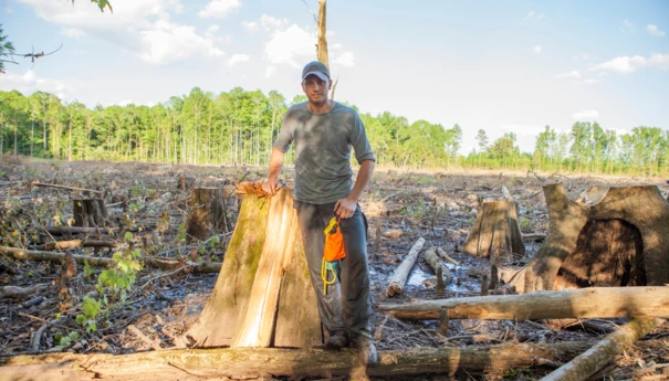 Adam Colette na miejscu wycinki, płd-wsch. USA, Fot. Dogwood Alliance
