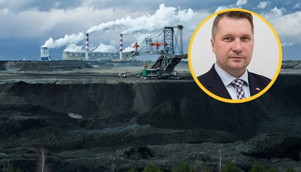 Odkrywka węgla brunatnego w Bełchatowie wraz z elektrownią w tle