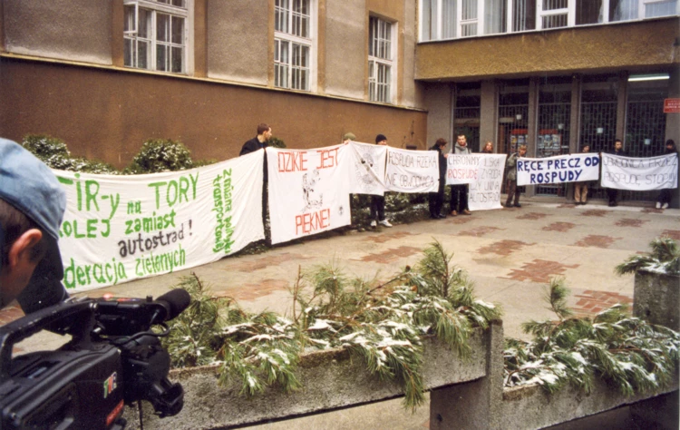 Rospuda, Manifestacja pod Podlaskim Urzędem Wojewódzkim w Białymstoku, 1999 r. Fot. Jacek Zachara