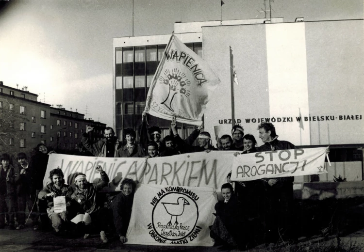 Protest przed Urzędem Wojewódzkim w Bielsku-Białej w sprawie Doliny Wapienicy, 19 grudnia 1989 r.
