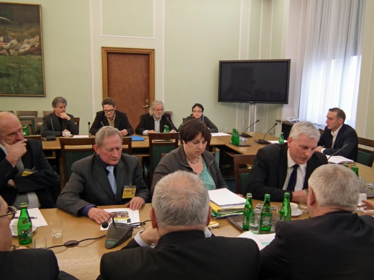 Panel dyskusyjny na temat parków narodowych - na pierwszym planie przedstawiciele samorządów z Podlasia...