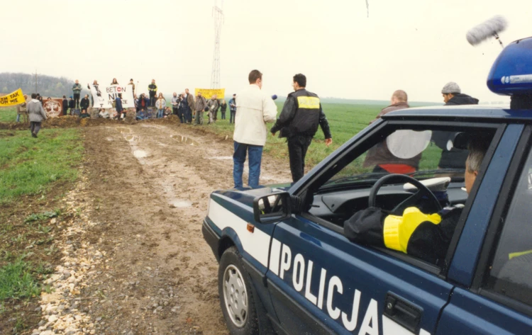 Protest przeciwko budowie autostrady A4 przez cenne tereny przyrodnicze. Góra Św. Anny, kwiecień 1998...