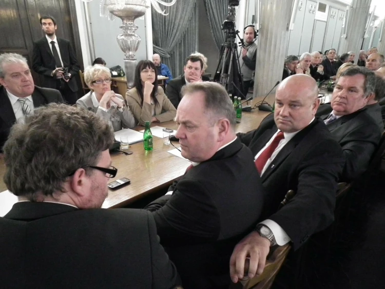 Senator M. Konopka z samorządowcami z Mazur (z Rucianego-Nidy), marzec 2012 r. Fot. Marek Broniarek