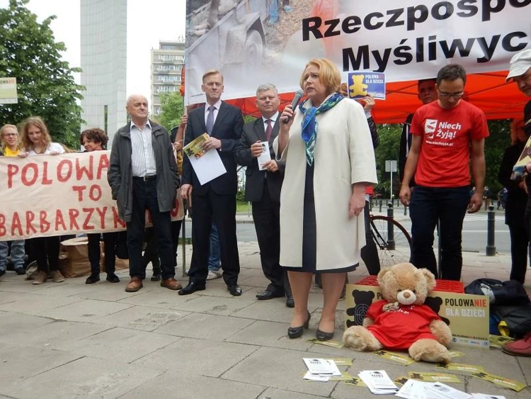 Wicemarszałkini Sejmu Wanda Nowicka wsparła działania dla ochrony dzieci przed polowaniami.