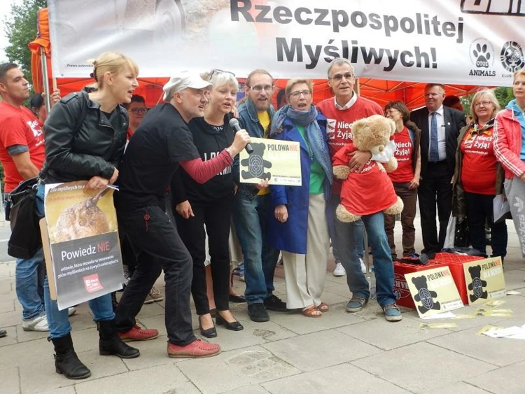 Wspólny głos od lewej m.in. Jacek Bożek, Radosław Ślusarczyk, Ewa Podolska, Ewa Podolska, Zenon Kruczyński