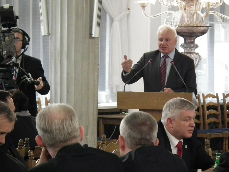 Prof. Andrzej Kraszewski broni obywatelskiego projektu, 12 marca 2012 r. Fot. Marek Broniarek