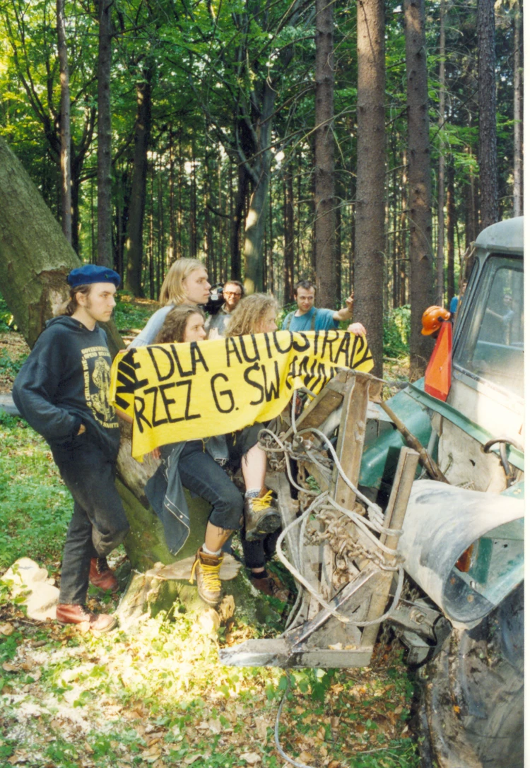 Blokada na terenie budowy w obronie przyrody Góry Św. Anny, maj 1998