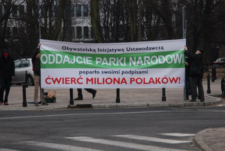 Przed Sejmem z banerem, 12 marca 2012 r. Fot. Mariusz Duchewicz